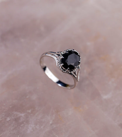 OVAL BLACK STONE MOUNTED RING 92.5 SILVER